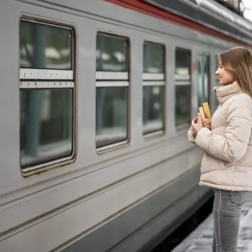 Symbolfoto Bahnhaltestelle, freepik.com Symbolfoto Bahnhaltestelle, freepik.com
