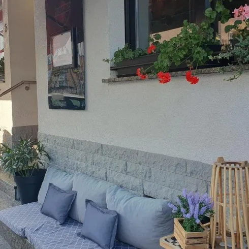 Pizzarie Urban 1- Sitzplätze außen - Stadtverwaltu Pizzarie Urban 1- Sitzplätze außen - Stadtverwaltu