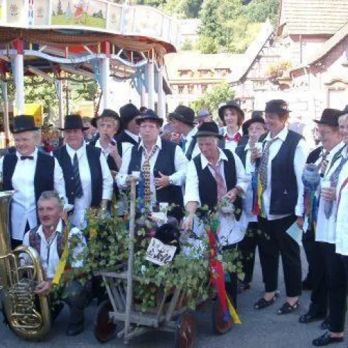 Straußjugend Hinterweidenthal (© Ortsgemeinde Hinterweidenthal) Straußjugend Hinterweidenthal (© Ortsgemeinde Hinterweidenthal)
