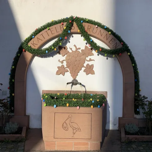 Kattelbasbrunnen mit Osterschmuck
