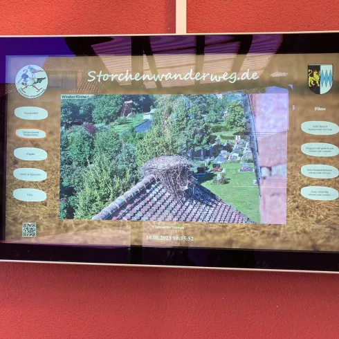 Monitor mit Webcam am Storchenwanderweg Winden