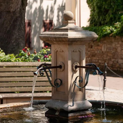 Weedenplatzbrunnen Flörsheim-Dalsheim (© VG Monsheim Fotograf Carsten Costard) Weedenplatzbrunnen Flörsheim-Dalsheim (© VG Monsheim Fotograf Carsten Costard)