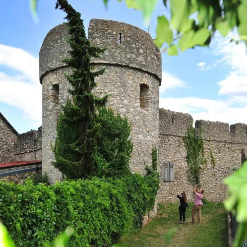 Blick auf den Nordwestturm der Fleckenmauer (© VG Monsheim/Fotograf Carsten Costard)