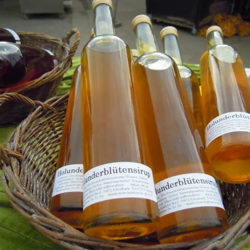 Marktstand Runck - Holunderbluetensirup (© Südpfalz Tourismus Kandel e.V., Foto Sabine Bock) Marktstand Runck - Holunderbluetensirup (© Südpfalz Tourismus Kandel e.V., Foto Sabine Bock)