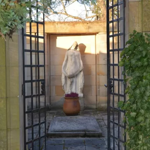 Familiengrab mit Figur (© TI Wachenheim) Familiengrab mit Figur (© TI Wachenheim)