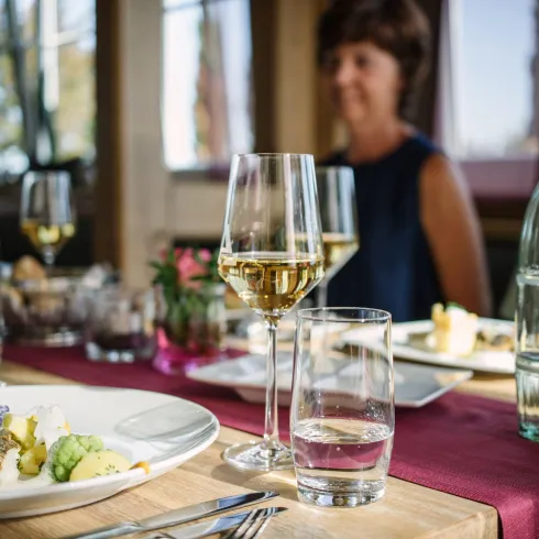 Essen im Restaurant (© Tourist-Info St. Martin)