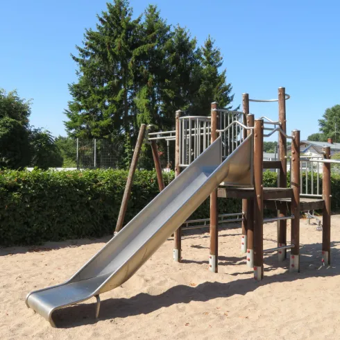 Klettergerüst mit Rutsche