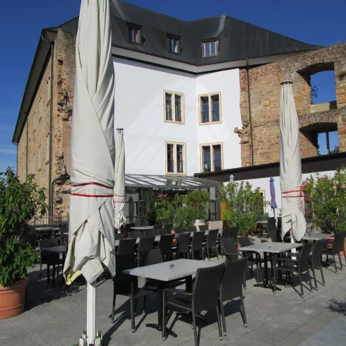 Außenbereich von Burgschänke Altleiningen (© Helena Jetses) Außenbereich von Burgschänke Altleiningen (© Helena Jetses)