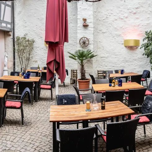 Außenbereich Vinotheca (© Sebastian Fachenbach) Außenbereich Vinotheca (© Sebastian Fachenbach)