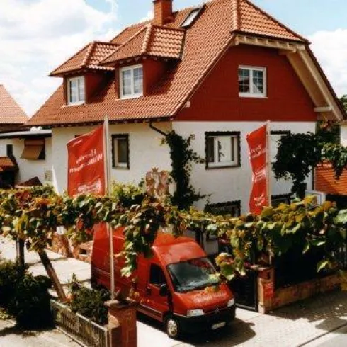 Weingut Veddeler - Hofansicht (© Weingut Veddeler) Weingut Veddeler - Hofansicht (© Weingut Veddeler)