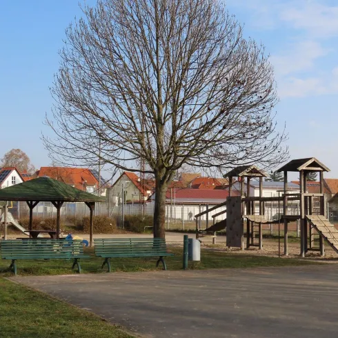 Kletterhaus 2 Bänken und einem Baum (© EM/Urlaubsregion Freinsheim)