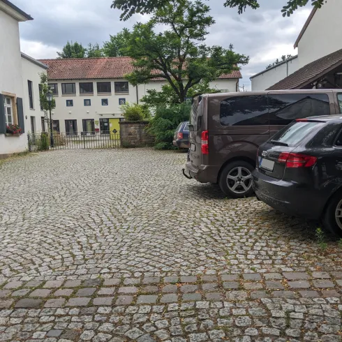 Parkplatz an der Kirche in Klingen Parkplatz an der Kirche in Klingen