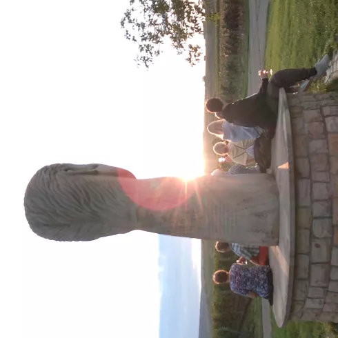 gemeinsam in den Sonnenuntergang blicken