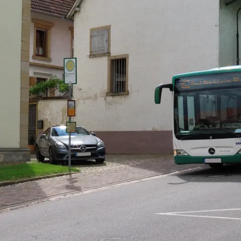 Bushaltestelle Kirche Richtung Dürkheim (© Urlaubsregion Freinsheim)