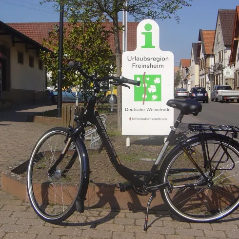 Radangebot i-Punkt Kallstadt (© Urlaubsregion Freinsheim - Dörr) Radangebot i-Punkt Kallstadt (© Urlaubsregion Freinsheim - Dörr)