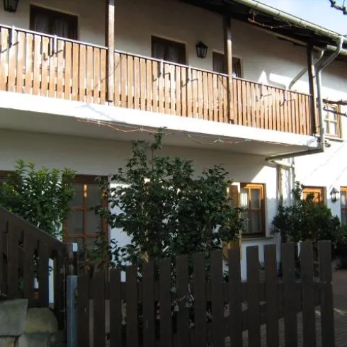 Hof und Balkon vor Zimmern