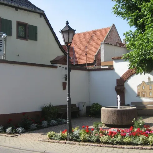 Alter Dorfbrunnen Ortsteil Kriegsheim (© VG Monsheim, Fotograf M.Röhrenbeck) Alter Dorfbrunnen Ortsteil Kriegsheim (© VG Monsheim, Fotograf M.Röhrenbeck)
