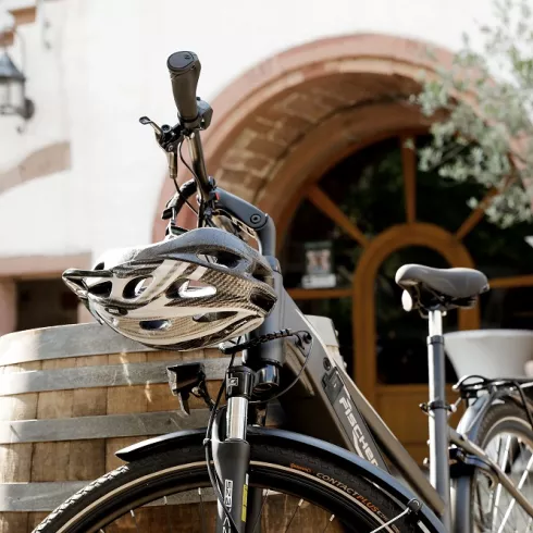 E-Bike lehnt an Weinfass