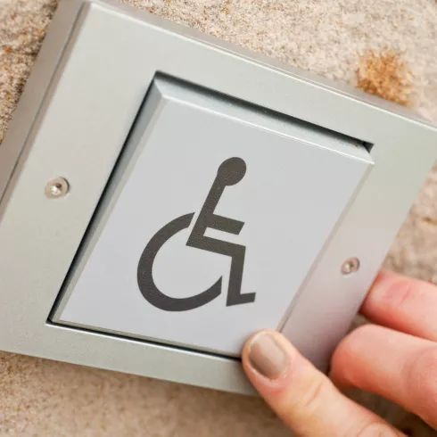 Gedrückter Schalter mit Rollstuhlsymbol