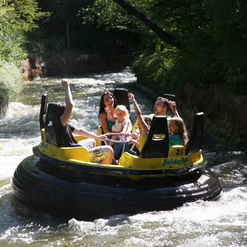 Besucher auf dem Donnerfluss im Holiday Park Haßloch