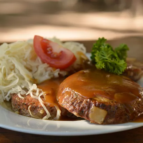 Teller mit Saumagen, Sauerkraut und Brot