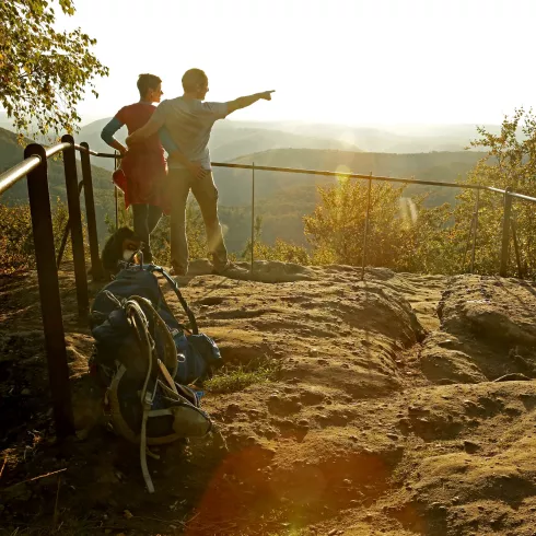 Zwei Wanderer genießen die Aussicht am Drachenfels